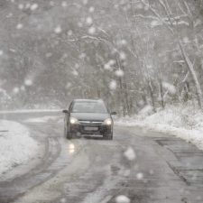 Hófúvásra és téliesebb útviszonyokra figyelmeztet a Magyar Közút