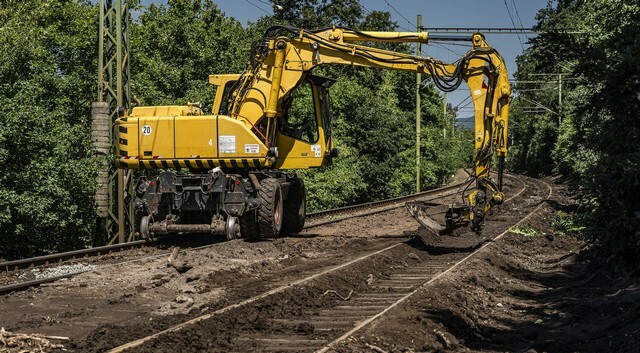Folyamatosan dolgoznak a vasúti pálya helyreállításán Dömösi átkelésnél