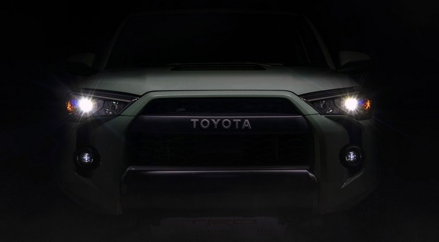 Holdkőzet-színű fényezéssel   érkeznek a Toyota offroad modelljei