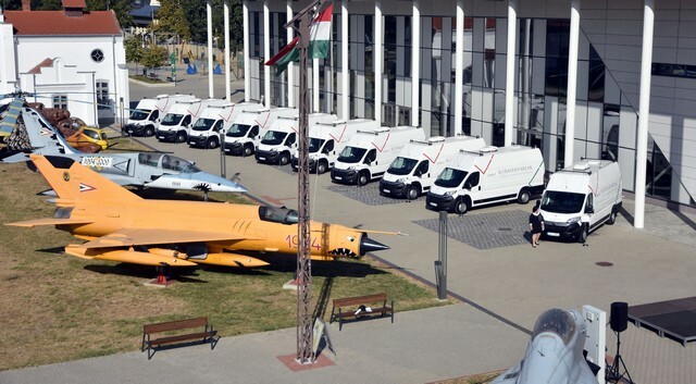 Tíz új kormányablakbuszt adtak át kedden Szolnokon