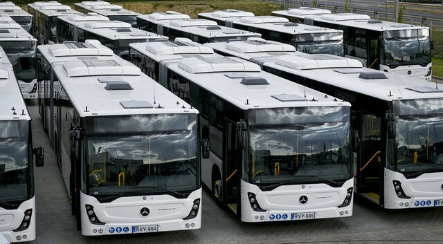 Új autóbuszokat adtak át Debrecenben