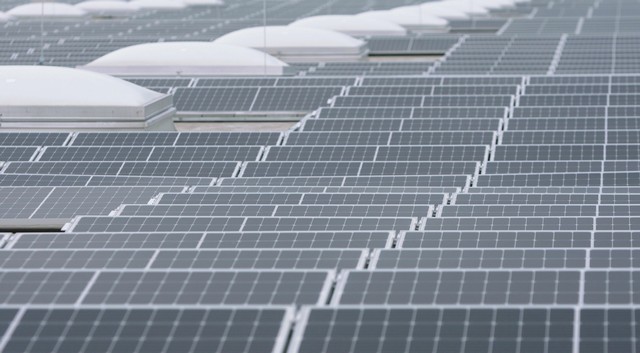 Átadták Európa legnagyobb tetőn kialakított napelemparkját az Audi Hungaria győri logisztikai központjában