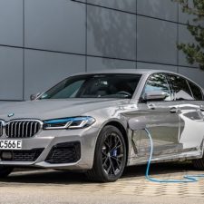 A BMW 5-ös sorozat öt új plug-in hibrid hajtáslánc-technológiával szerelt modellváltozatának világpremierje