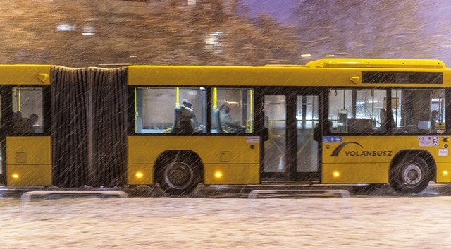 Új csuklós buszokat állítottak forgalomba Veszprém megyében