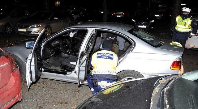 BUMM A FEJBE!    Több kerületen át üldöztek egy autóst a rendőrök Budapesten