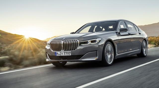 A BMW 7-es sorozat mostantól alapfelszereltségként aktív hátsókerék-kormányzással
