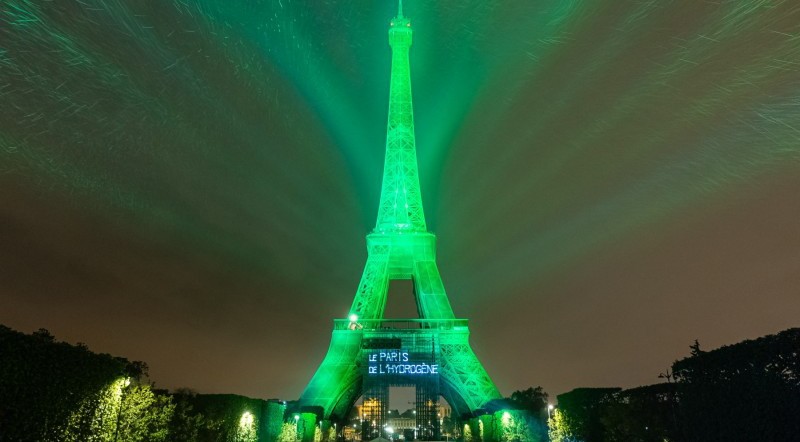 A Toyota hidrogén üzemanyagcellás technológiája segítségével környezetbarát fényárban ragyogott az Eiffel-torony