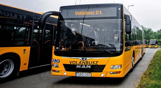 Három új csuklós autóbuszt adtak át Sárváron
