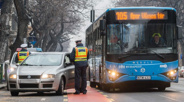 Több mint 15 millió forint bírságot szabtak ki a buszsávot jogosulatlanul használó autósokra