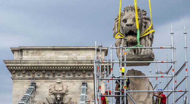 Búcsúznak az oroszlánok – jól halad a Lánchíd felújítása
