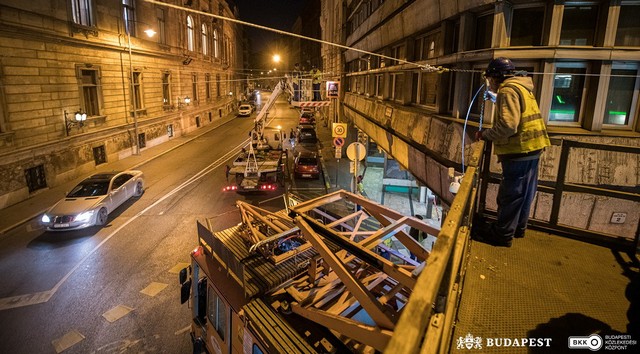 Oszlopállítás miatt egyirányúsítják a Baross utca egy szakaszát