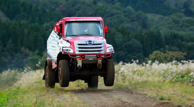 Újra évekkel a konkurencia előtt! Hibrid teherautót küld a 2022-es Dakarra a Toyota-csoport