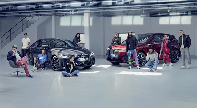 Elstartolt a BMW „Moving Minds” kampánya, világhírű társalkotók perspektíváival a BMW iX és BMW i4 modellekről