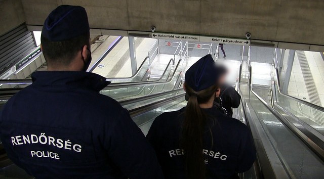 Ezúttal az M4-es metró vonalán intézkedtek a rendőrök