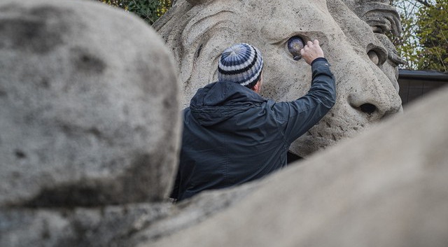 Jövő decemberben kerülnek a helyükre a Lánchíd restaurált kőoroszlánjai