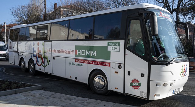 Kerekesszékesek szállítására alkalmas busz használatáról állapodott meg a Katolikus Szeretetszolgálat
