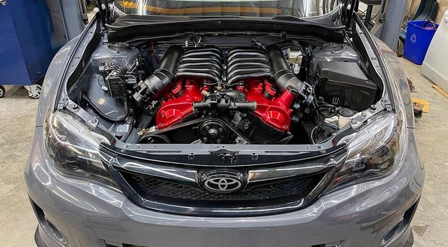 V12-es Toyota-motor “duruzsol” a brutál Subaruban