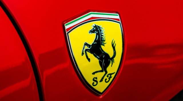 A Ferrari nem kapkodja el az elektromosítást