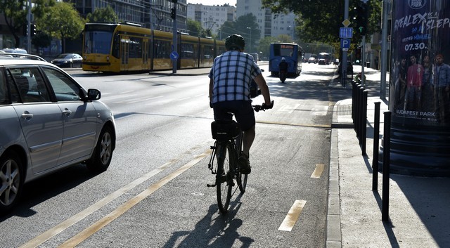 #KariGeri heppi!  Létrejött a pesti nagykörúti kerékpársávok folytatása Budán