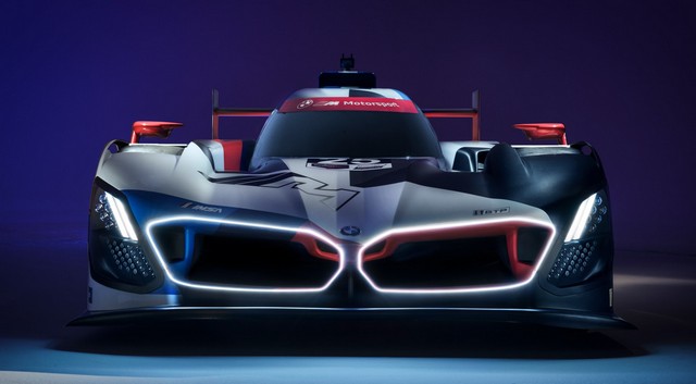 A 2023-as BMW M Hybrid V8 teljes motorsport színben és az életnél nagyobb megvilágított hűtőrácsban pompázik