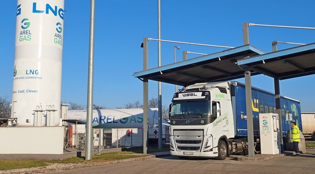 Magyarországon először a WABERER’S LNG hajtású járművét töltötte meg az ARELGAS klímasemleges BioLNG üzemanyaggal