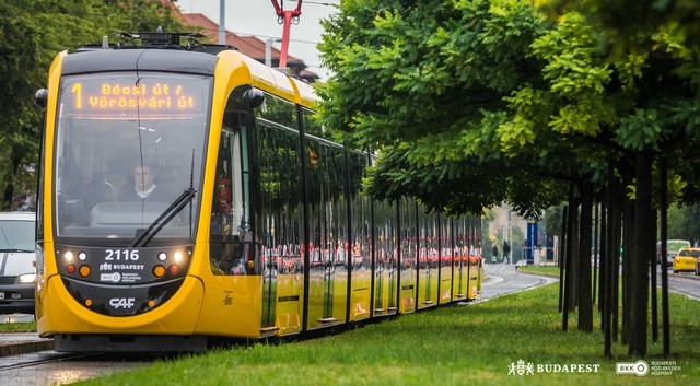 Javul az alacsony padlós közlekedés Budapesten az újabb korszerű CAF-villamosokkal