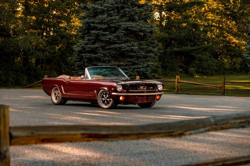 A Ringbrothereknek több mint 4000 órába telt megépíteni ezt a ’65-ös Ford Mustang kabriót (100)