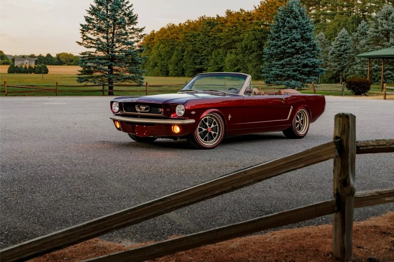 A Ringbrothereknek több mint 4000 órába telt megépíteni ezt a ’65-ös Ford Mustang kabriót (102)