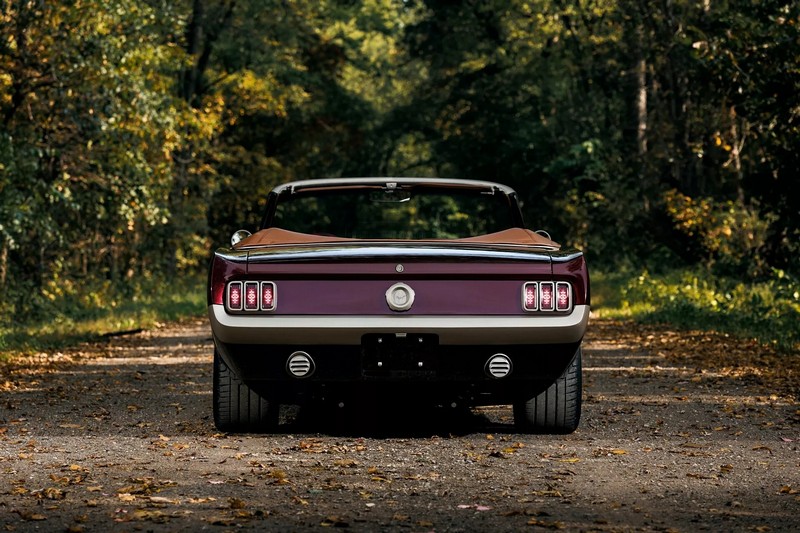 A Ringbrothereknek több mint 4000 órába telt megépíteni ezt a ’65-ös Ford Mustang kabriót (137)