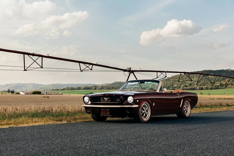 A Ringbrothereknek több mint 4000 órába telt megépíteni ezt a ’65-ös Ford Mustang kabriót (140)