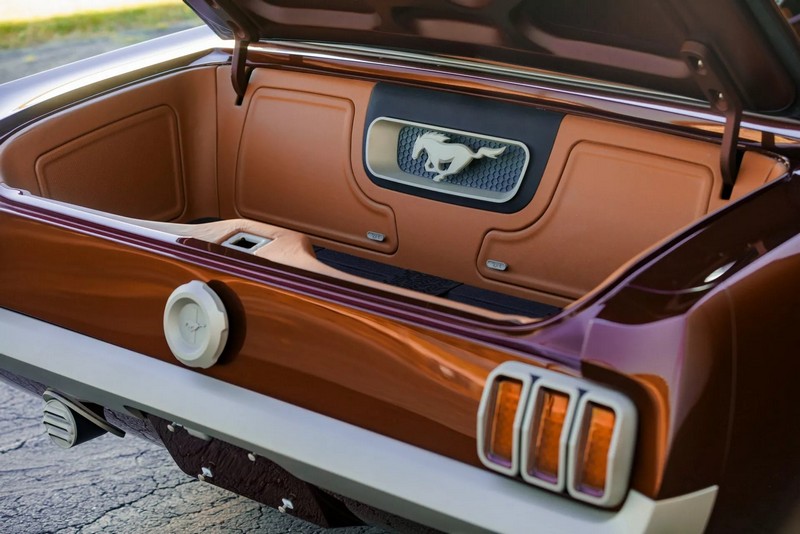 A Ringbrothereknek több mint 4000 órába telt megépíteni ezt a ’65-ös Ford Mustang kabriót (179)