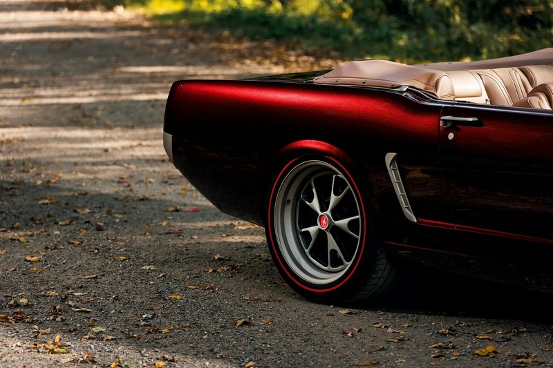 A Ringbrothereknek több mint 4000 órába telt megépíteni ezt a ’65-ös Ford Mustang kabriót (192)