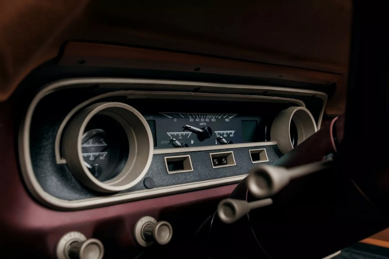 A Ringbrothereknek több mint 4000 órába telt megépíteni ezt a ’65-ös Ford Mustang kabriót (65)