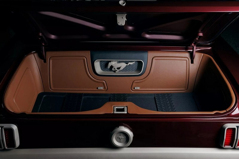 A Ringbrothereknek több mint 4000 órába telt megépíteni ezt a ’65-ös Ford Mustang kabriót (87)