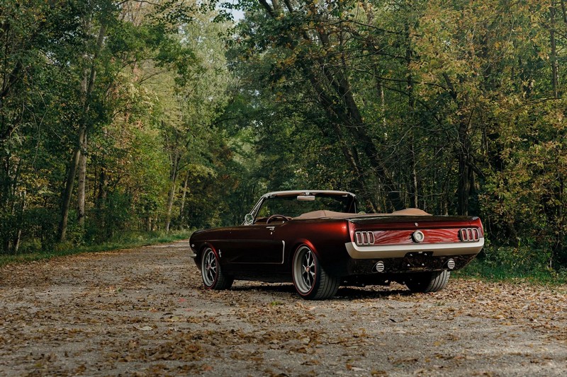 A Ringbrothereknek több mint 4000 órába telt megépíteni ezt a ’65-ös Ford Mustang kabriót (88)