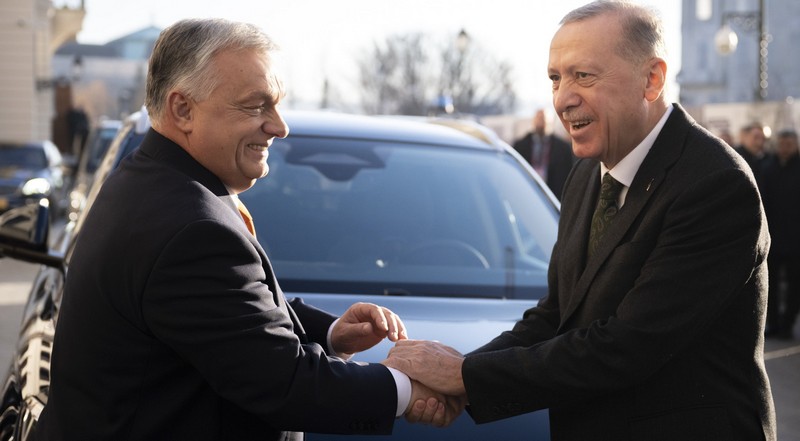Recep Tayyip Erdogan, Törökország elnöke (egy Togg márkájú autót ajándékoz Orbán Viktornak_L E A D