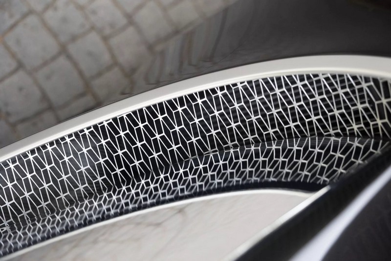 Látni fogja a tükörképét ebben a Bugatti Chironban, még akkor is, ha nem engedheti meg magának (12)