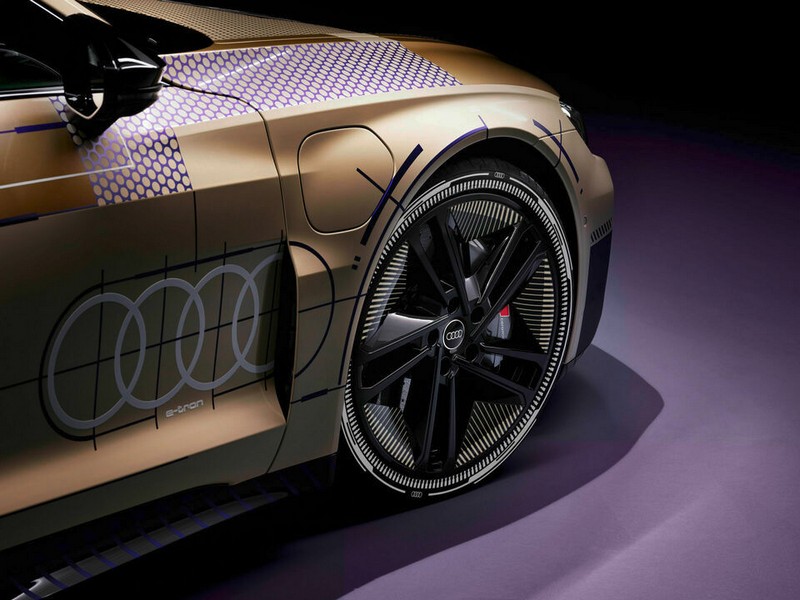 Az Audi e-tron GT prototípus és a Ducati Panigale V4 R (11)