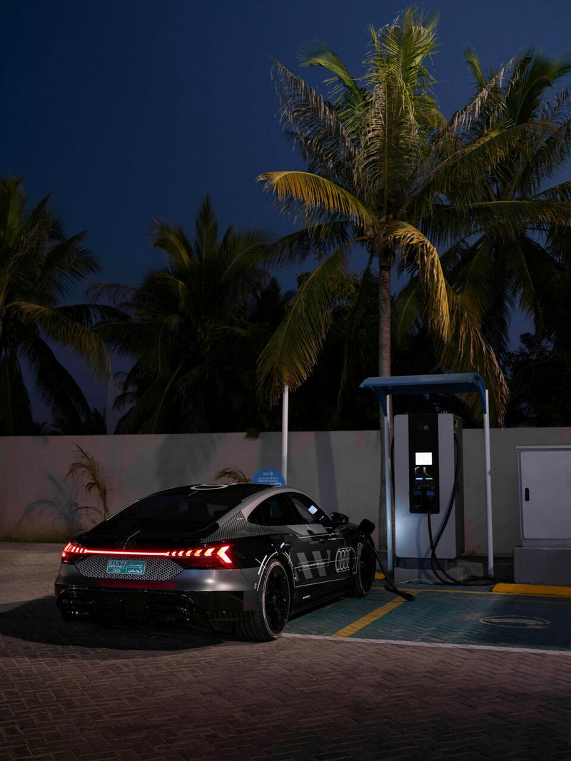 Az Audi e-tron GT prototípus és a Ducati Panigale V4 R (12)