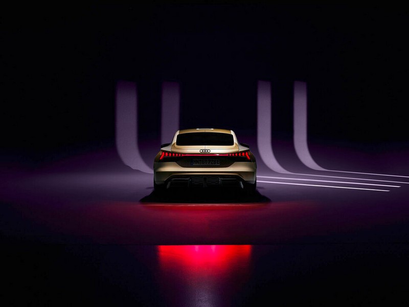 Az Audi e-tron GT prototípus és a Ducati Panigale V4 R (13)