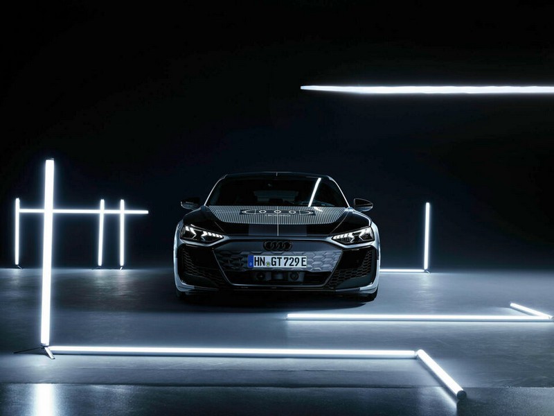 Az Audi e-tron GT prototípus és a Ducati Panigale V4 R (19)