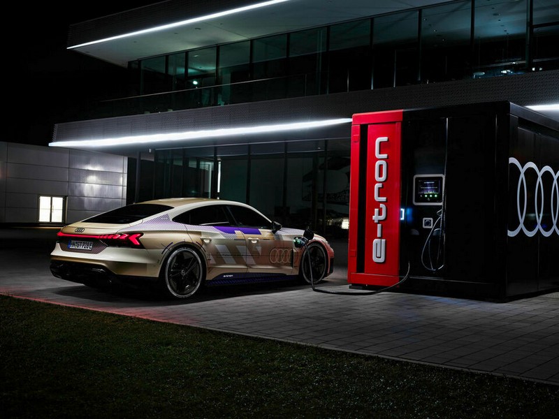 Az Audi e-tron GT prototípus és a Ducati Panigale V4 R (21)