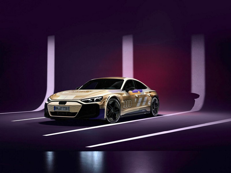 Az Audi e-tron GT prototípus és a Ducati Panigale V4 R (3)