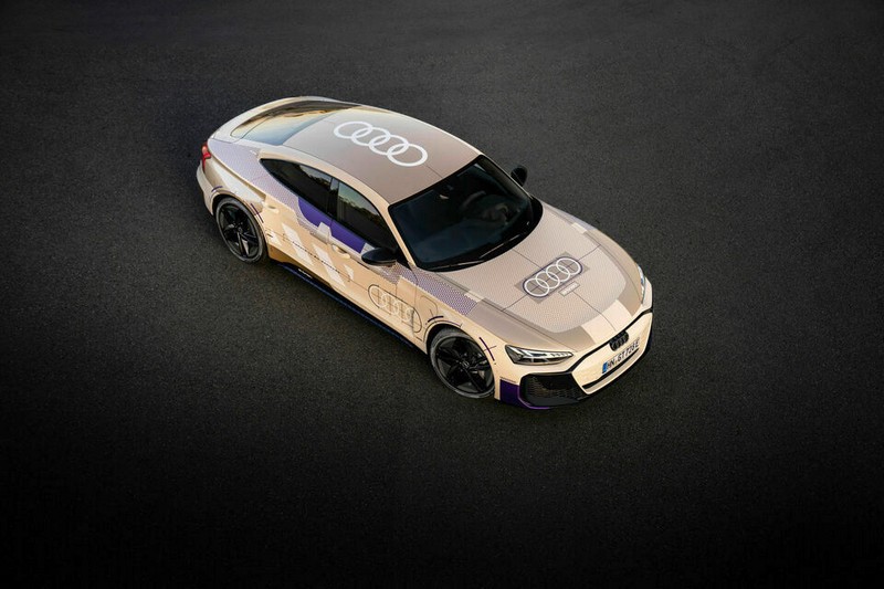 Az Audi e-tron GT prototípus és a Ducati Panigale V4 R (30)