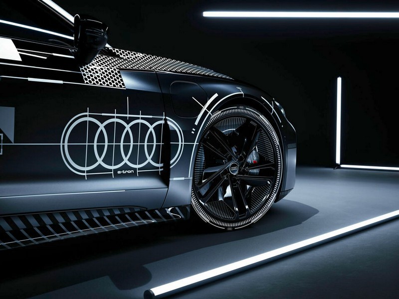 Az Audi e-tron GT prototípus és a Ducati Panigale V4 R (31)