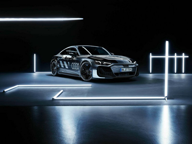Az Audi e-tron GT prototípus és a Ducati Panigale V4 R (32)