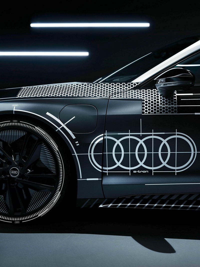 Az Audi e-tron GT prototípus és a Ducati Panigale V4 R (36)
