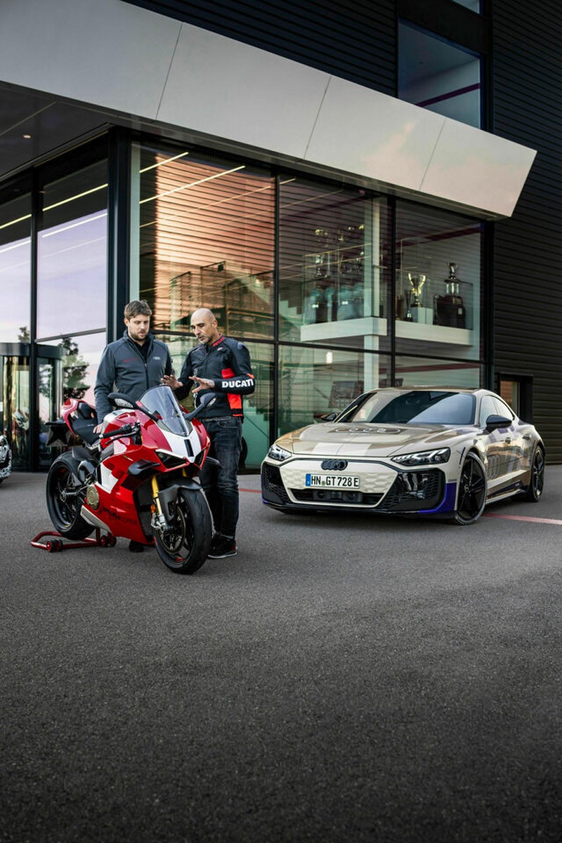 Az Audi e-tron GT prototípus és a Ducati Panigale V4 R (4)