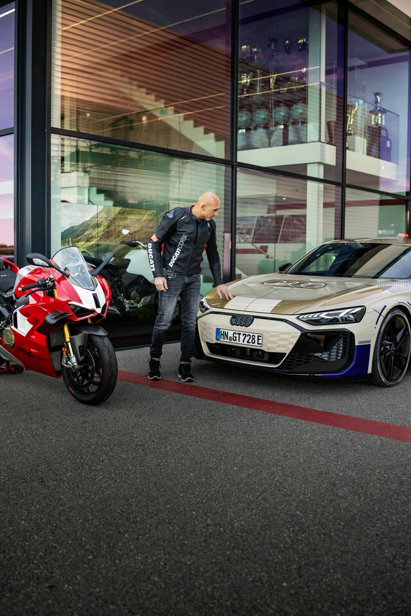 Az Audi e-tron GT prototípus és a Ducati Panigale V4 R (5)