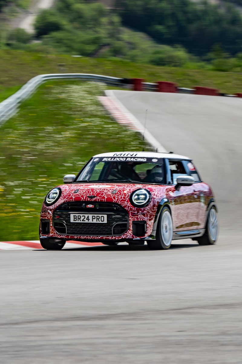 Az új MINI John Cooper Works a nürburgringi 24-órás futamon debütál a nemzetközi világpremier előtt (10)